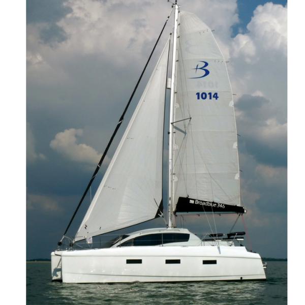 A performance rig: mast pre-bend thanks to twin diamond stays on single spreaders, and a generous roach on the mainsail