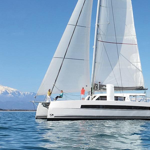 Sur le 53', il est possible d'envoyer 273 m2 de toile sous grand gennaker ! De quoi déhaler sérieusement ce croiseur hauturier puissant.