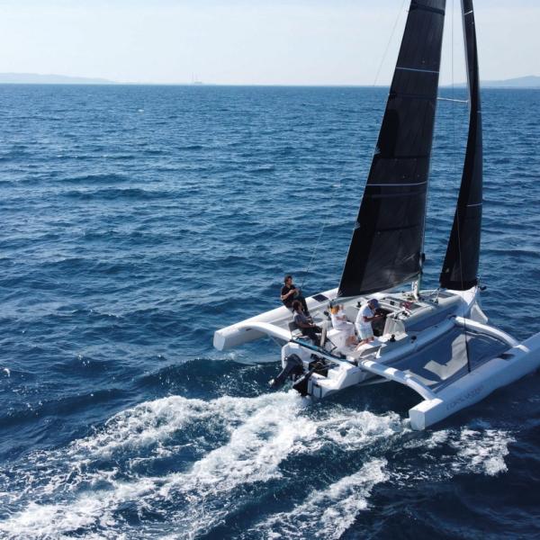 Le Corsair 880 ? Un trimaran compact et séduisant en croisière comme en régate.