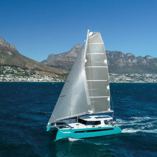 Très élégant sur l’eau – ici devant Cape Town –, le Balance arbore un beau plan de voilure avec ce Code 0 de pratiquement 60 m2.