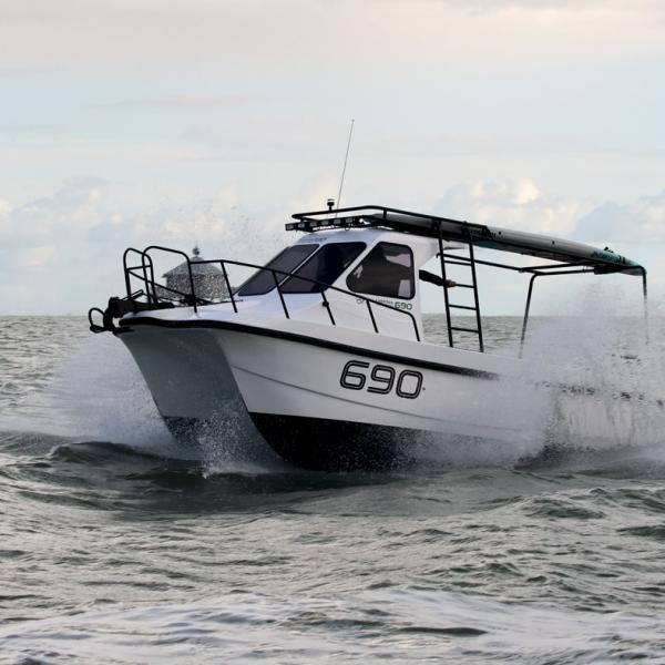 Le Cheetah Adventure affiche des qualités nautiques indiscutables ; le balcon avant et  la structure métallique noirs confèrent un caractère baroudeur à ce powercat compact.