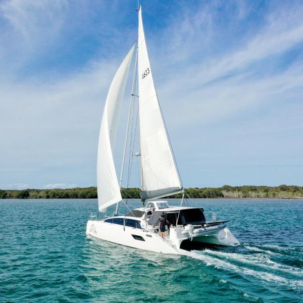 Avec un déplacement deux fois inférieur à ses concurrents de même taille orientés confort, le Lightwave démarre dès les premières risées.