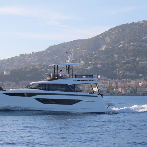 Le design du M48 est bien fidèle à celui des vedettes monocoques des trois autres gammes signées Prestige.