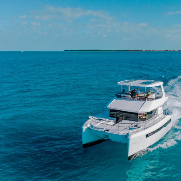 Grâce à des carènes  au rendement intéressant, le 40 PC est capable de filer à une vitesse correcte ou de jouer la carte de l’autonomie pour les longues croisières.