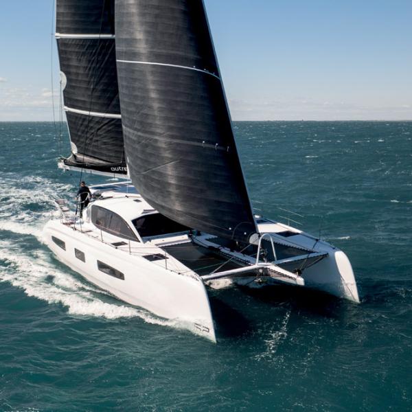 Les étraves perce-vagues, les redans au-dessus de la flottaison, les dérives et le généreux jeu de voiles : autant d’ingrédients réunis pour passer de très bons moments sur l’eau.