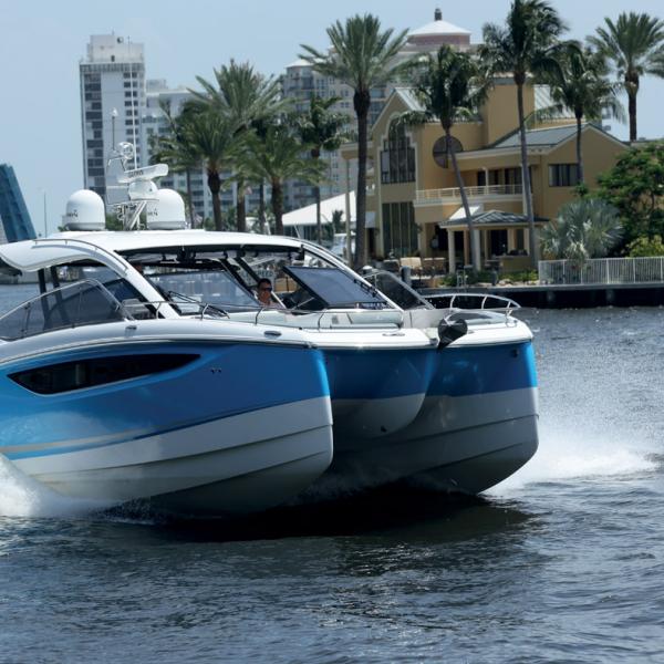 De face, le TH 36 dégage une impression de puissance, avec des étraves à la fois robustes et élancées et une nacelle épaisse.