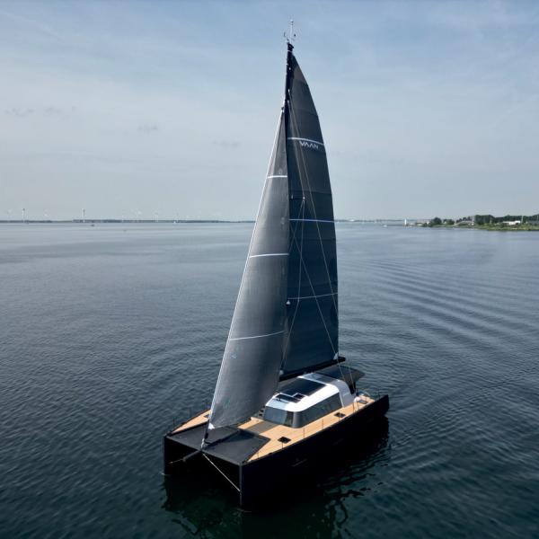 Avec son design résolument moderne inspiré du motor  yachting, le Vaan R5 ne passe pas inaperçu sur l’eau. En revanche, rien ne trahit la fabrication en aluminium…