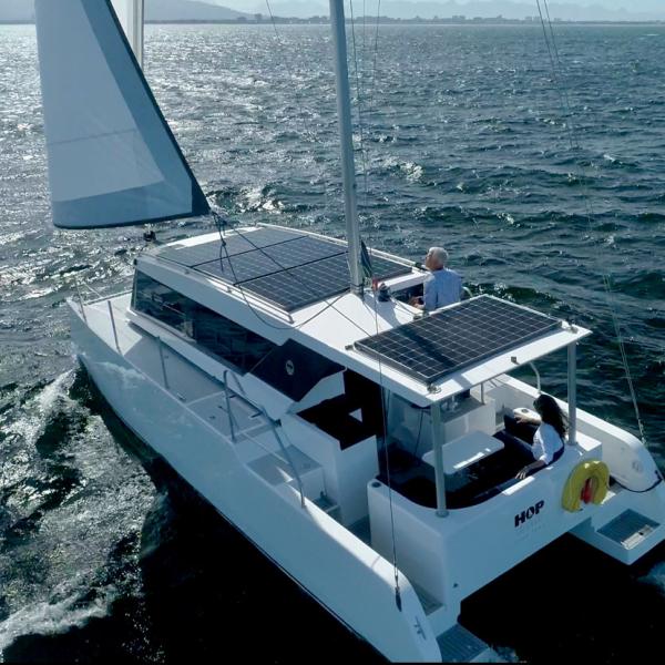 Et hop, on part en vacances sur l’eau, en couple ou en famille. Le HopYacht 30 inaugure un nouveau segment de la plaisance –  facile, économique et non polluante.