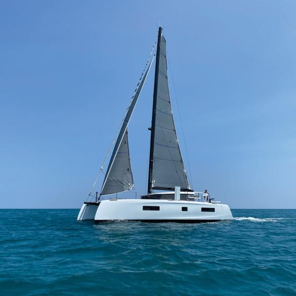 Le passage en mer est souple et le tangage très limité grâce à une répartition des masses soigneusement optimisée. Quant au jeu de voile Doyle qui totalise 150 m2, il propulse efficacement la plate-forme, qui n’affiche que 12 t au peson.