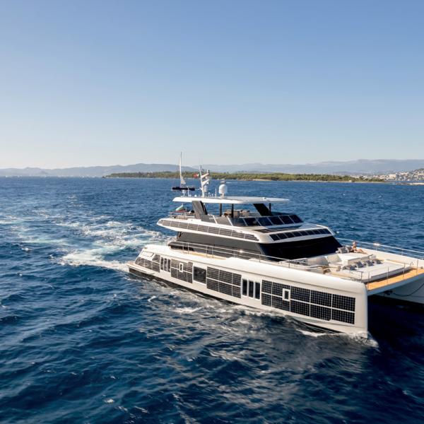 Le Sunreef 80 Power ECO profite des études qui ont été faites pour les carènes du 80 Power ; le passage en mer est toujours excellent et aide à minimiser la consommation.