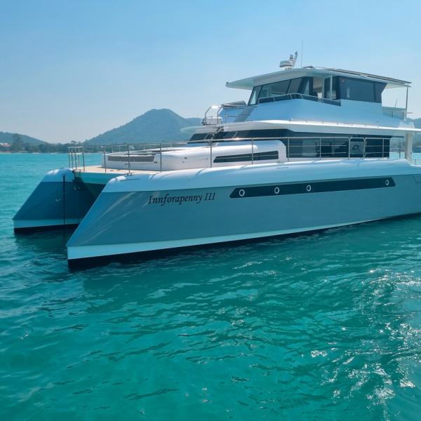 Les concepteurs de chez Longreach et le chantier PowerPlay ont associé un design élégant à des carènes efficaces au moteur.