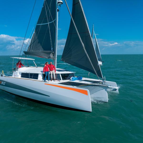 Allégé et généreusement équipé, le NEEL 43  Performance est un trimaran compact livré prêt à naviguer par le chantier.