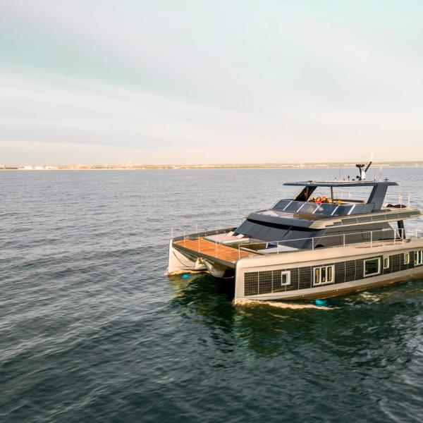 Le 60 Sunreef Power Eco peut être équipé de panneaux solaires sur toutes les surfaces – sauf le pont – de manière à totaliser 24 kWc.