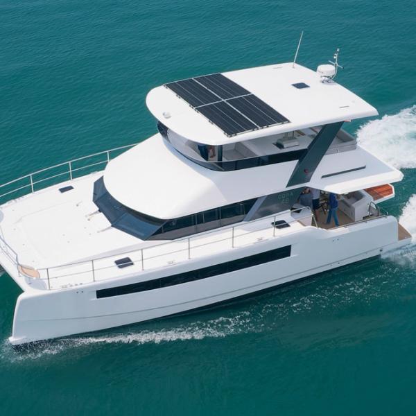 Ce powercat dispose d’un flybridge et d’un aménagement avec trois ou quatre cabines. Sa conception semi-custom permet aux Propriétaires d’imprimer leur propre personnalité à chaque navire.