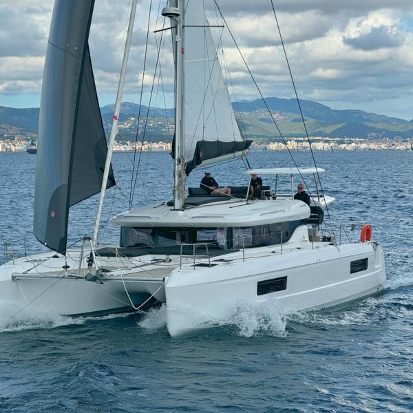 Les étraves, qui deviennent rapidement épaisses au-dessus de la flottaison, ne semblent pas du tout ralentir le Lagoon 43, qui dépasse ici aisément les 8 nœuds – pourvu que le vent soit au rendez-vous.