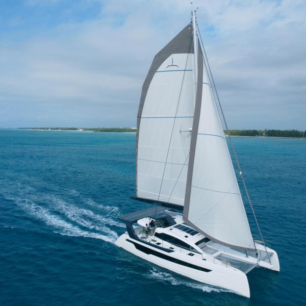 L’Xquisite 60 Solar Sail est un catamaran élégant qui adopte des lignes modernes et affiche de belles performances sous voile.