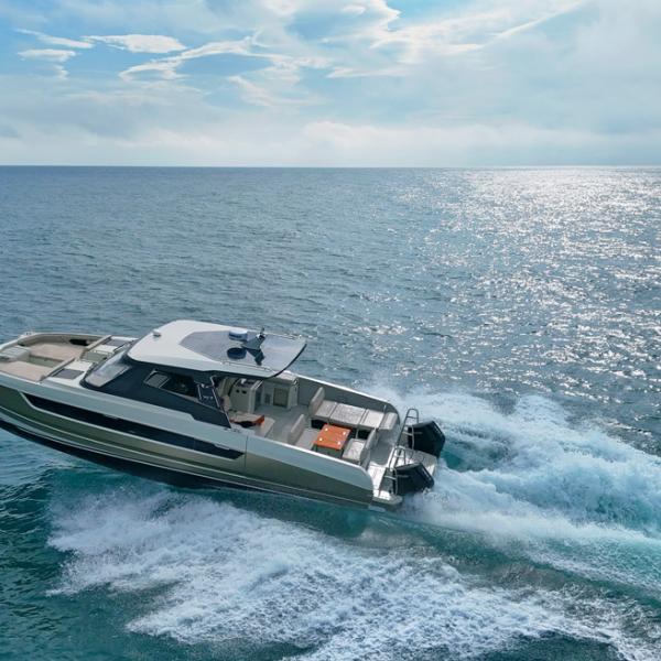 Le Yot 41 est motorisé en série par deux moteurs hors-bord de 300 ch ; en option, comme sur notre modèle d’essai, on peut augmenter la puissance à 2 x 400 ch.