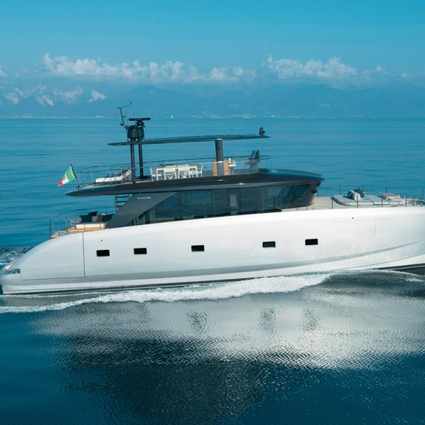 Les superstructures élégantes au pare-brise inversé font écho au style explorateur des gammes BG et BGX de la gamme Bluegame.