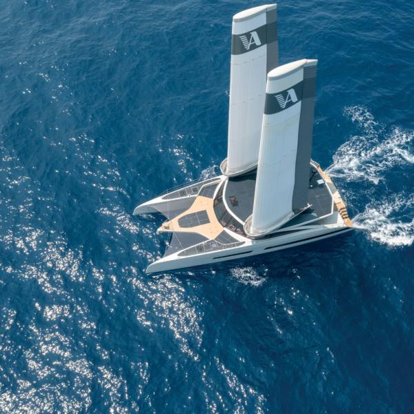 Lors du convoyage Lorient-La Grande-Motte, environ 2 000 kWh ont été produits – 74% par  l’hydrogénération et 26 % par les 70 m² de panneaux solaires. 