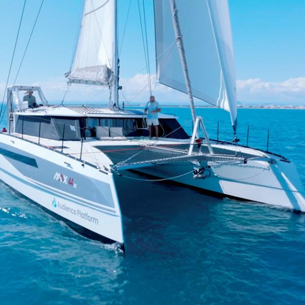 Ce catamaran a effectué un demi tour du monde pour être présenté à l’International Multihull Show.