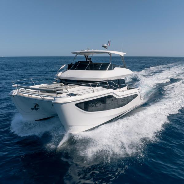 L’Aquila 46 Yacht dévoile un design  de baroudeur plus agressif que son  prédécesseur, le 44. Les bulbes perce-vagues rapportés en bas des étraves assurent un remarquable passage dans la mer.