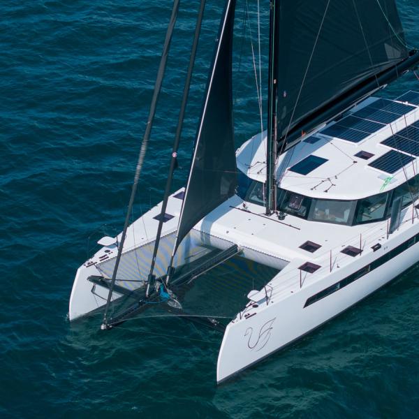 Les étraves du 580 sont acérées et le design général élégant. La finition noire et blanche  est aussi élégante que sobre.