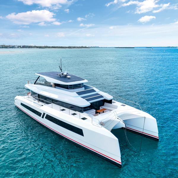 Le MC82p est un luxueux multiyacht semi-custom capable d’assurer des traversées océaniques.
