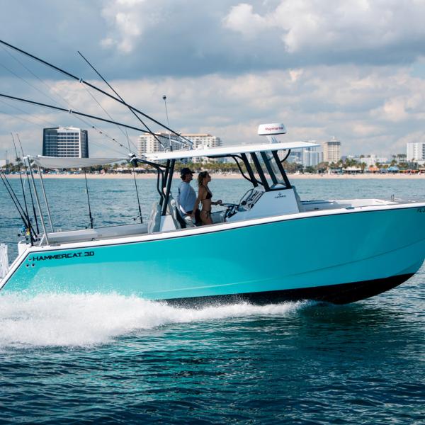 Le HammerCat 30 est un fishing catamaran sportif bénéficiant d’un bon comportement marin avec ses coques à double steps.