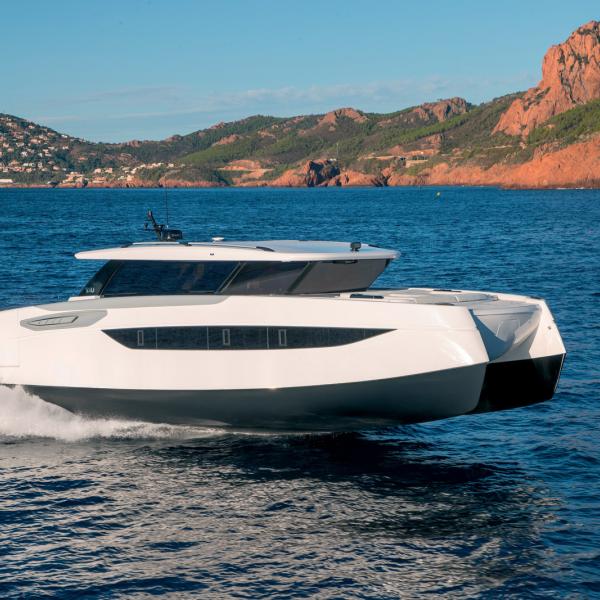 A pleine vitesse sur eau plate, l’effet sustenteur du foil est bien perceptible ; de quoi réduire drastiquement la traînée !