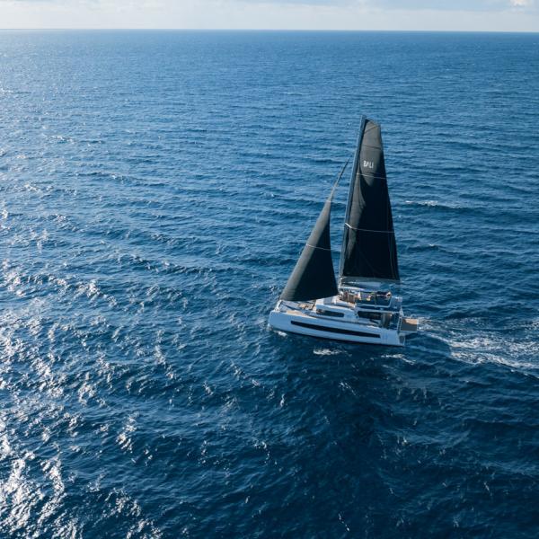 L’option génois à recouvrement permet  de gagner un peu de puissance par  comparaison avec la configuration standard avec foc autovireur. ©Bali Catamarans/Robin Christol