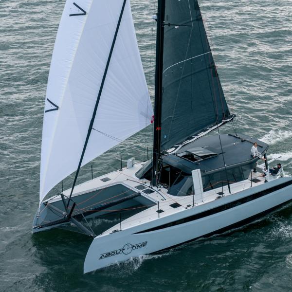 Le HH52 succède au 50 ; il affiche la même élégance que son  prédécesseur tout en améliorant  encore les performances sous voile –  surtout en version SC.