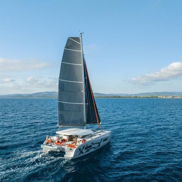 Partir en croisière à bord d’un catamaran équipé d’une motorisation électrique pour moins de 500 000 €, c’est désormais possible avec l’Excess 11 Hybrid.