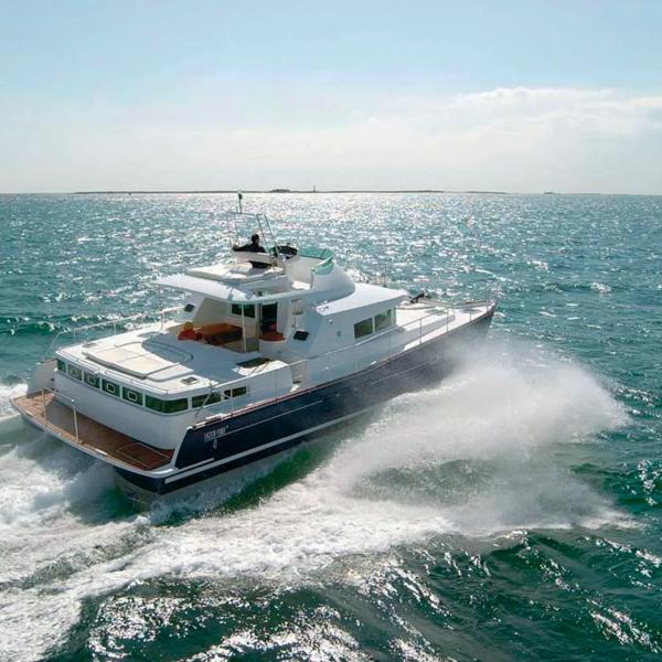 Le Lagoon Power 43 est le premier catamaran à moteur proposé par le constructeur ; ce modèle se distingue par son « château arrière » qui tient de suite Propriétaire.