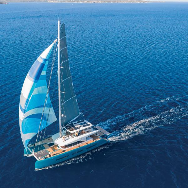 Sous voile, on peut compter sur une vitesse moyenne de 10 nœuds.