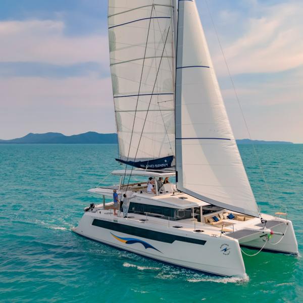 Avec 177 m2 de voile au près, le 525e ne peine pas à emmener ses 16,5 tonnes, il profite en sus d’un foc autovireur.