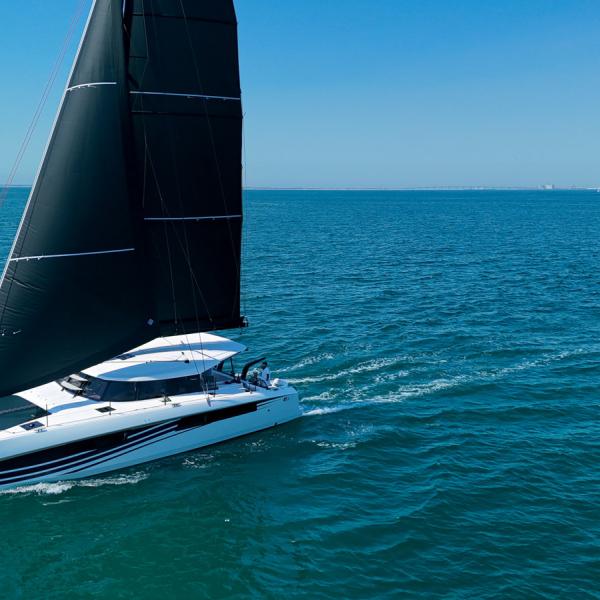 Le 41 Type S inaugure une nouvelle signature esthétique. Plus fines, les lignes du rouf et du bimini allègent visuellement la silhouette tout en conservant les volumes qui font le confort de vie à bord.
