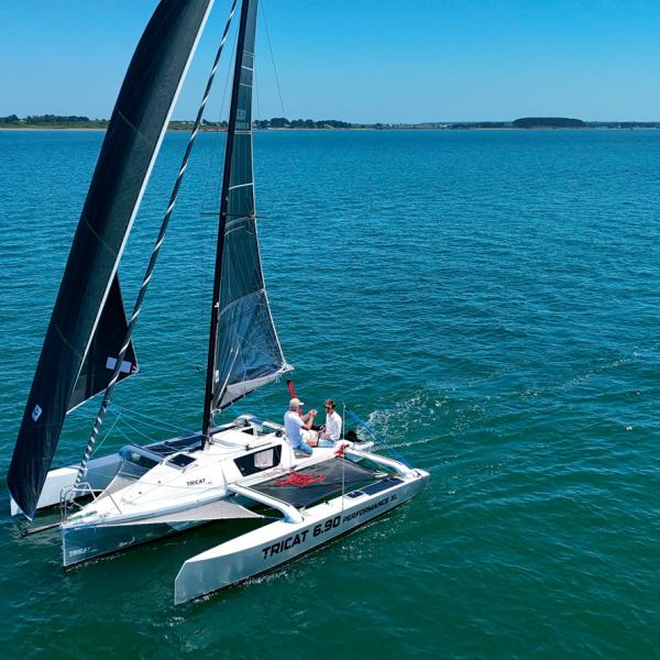 Par petit temps, le Tricat 6.90 Performance XL semble glisser sur l’eau, et parvient sans peine à naviguer aussi vite que le vent.