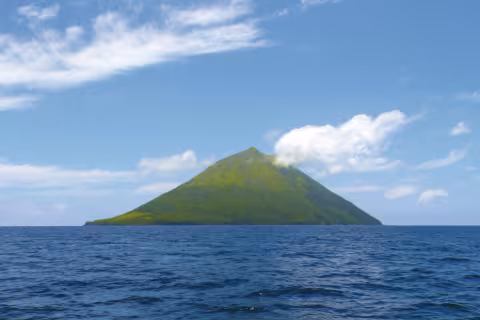 L’île-volcan de Tofua, dans l’ouest des Tonga, isolée et inhospitalière…