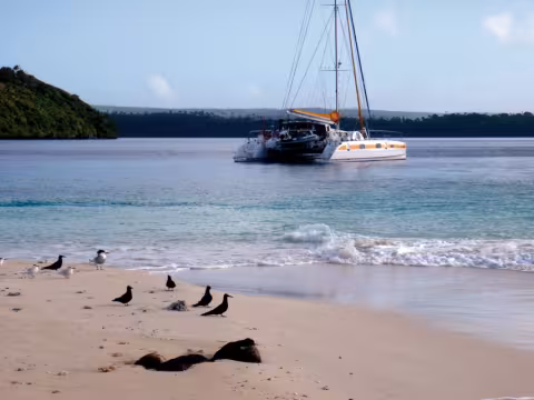Jangada au mouillage de Nuku Island (Vava’u)