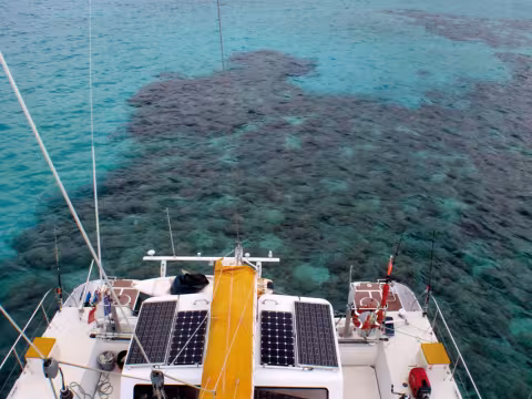 Jangada a dérapé sur une centaine de mètres pour se poser sur un petit plateau corallien assez plat, de quelques dizaines de mètres de côté.