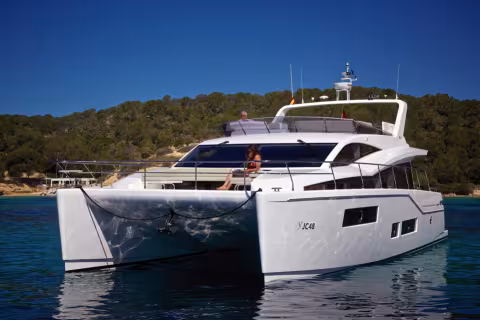 Le Jaguar s'adresse aux amateurs de motonautisme, mais aussi aux "voileux" qui cherchent maintenant l'efficacité et la facilité du cata à moteur.