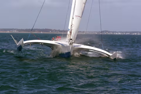 Hydrofolie dans ses œuvres. Ce plan Xavier Joubert est d'une douceur et d’une précision de barre exceptionnelles... et il sait faire de la vitesse ! Mais de là à emmener 3 jeunes en croisière... (© J. Vapillon)