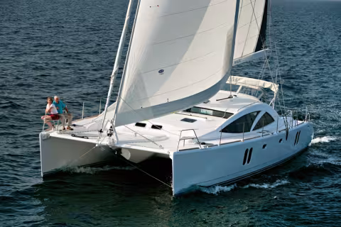 Tour de l'Atlantique, tour du monde ou simple croisière pour quelques jours de location, naviguer à deux est toujours un moment de grande complicité.