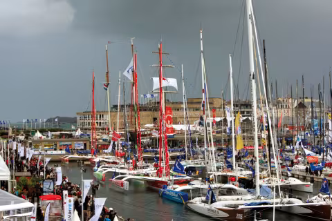 Comme chaque année, le bassin Vauban de Saint-Malo fera le plein de bateaux, mais aussi de spectateurs. Plus de 100 000 personnes assistent traditionnellement au départ.