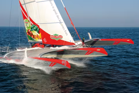 Un trimaran de 80 pieds lancé à fond : la machine à vivre des sensations magiques est en marche…