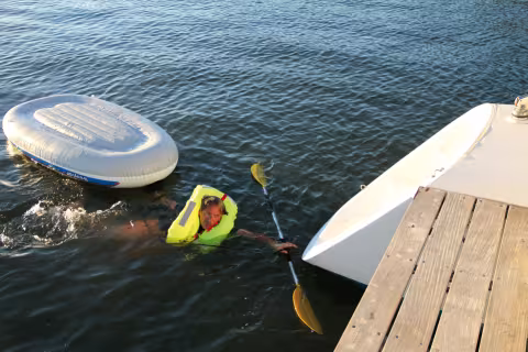 Ce n’est pas forcément au large et par gros temps qu’on a besoin d’un gilet ! Tomber à la mer, ça peut arriver… tout le temps.