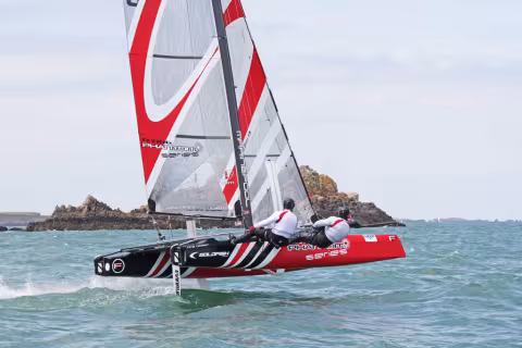 Découvrez le Flying Phantom, le catamaran volant