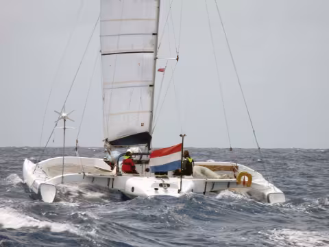 Selon le pavillon arboré sur son bateau, le navigateur préfére-t-il un mouillage plutôt qu'un autre ? C'est la théorie de Graham après ses nombreuses navigations !
