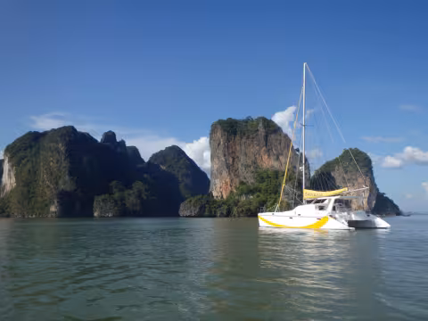 Au mouillage de James Bond Island. Banana a aussi écumé l'Asie, de l'Indonésie (du Raja Ampat jusqu'à Sumatra en passant par Bali et Bornéo) jusqu'à la Thaïlande.