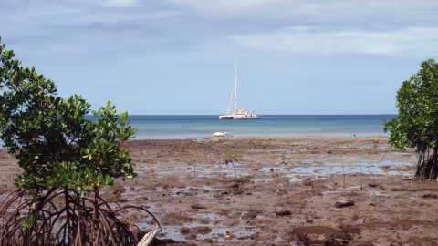 Jangada au mouillage de l’île Pana Wina, dans le grand lagon de Tagula, aux Louisiades